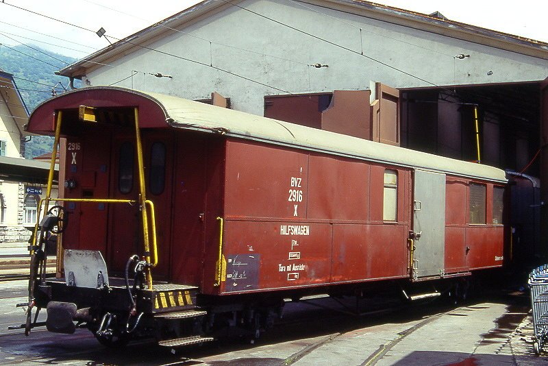 MGB exBVZ - Xa 2916 am 09.06.1995 in Visp - Dienst-Hilfswagen 4-achsig mit 2 offenen Plattformen - Baujahr 1931 - SIG - Gewicht 12,50t - Ladegewicht: 7,00t - LP 14,96m - zulssige Geschwindigkeit km/h 55 - 1=15.10.1994 - Lebenslauf: ex AB4 101 - 1956 A4 2051 - 1962 X 2916 - 2003 MGB Xa 2916
