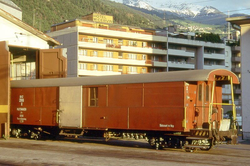 MGB exBVZ - Xa 2916 am 09.06.1995 in Visp - Dienst-Hilfswagen 4-achsig mit 2 offenen Plattformen - Baujahr 1931 - SIG - Gewicht 12,50t - Ladegewicht: 7,00t - LP 14,96m - zulssige Geschwindigkeit km/h 55 - 1=15.10.1994 - Lebenslauf: ex AB4 101 - 1956 A4 2051 - 1962 X 2916 - 2003 MGB Xa 2916
