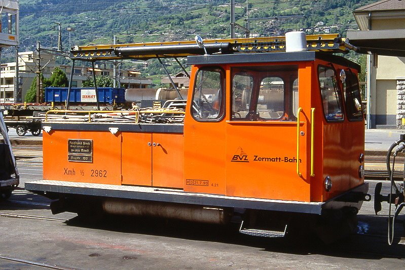 MGB exBVZ - Xmh 1/2 2962 am 23.05.1997 in Visp - Fahrleitungsdraisine - Baujahr 1981, 1982 in Betrieb - Steck/Deutz - 66 KW - Gewicht 4,80t/a2,60t - Ladegewicht 0,80t - LP 5,06m - zulssige Geschwindigkeit a50/Z21 km/h - 3=21.07.1993 - Lebenslauf: ex BVZ Xmh 1/2 2962 - 2003 MGB Xmh 1/2 2962 - Hinweis: mit neuen BVZ-Logo
