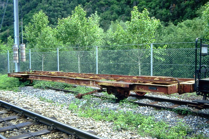 MGB exBVZ - Xw 2954 am 20.05.1993 in Visp - Rollwagen 2-achsig - Baujahr 1902 - SI/SWS - Gewicht 2,70t - Ladegewicht: 8,00t - LP 10,30m - zulssige Geschwindigkeit 25 km/h - Lebenslauf: ex GGB CF 4 - 1958 BVZ X 208 - 1959 Xw 2954
