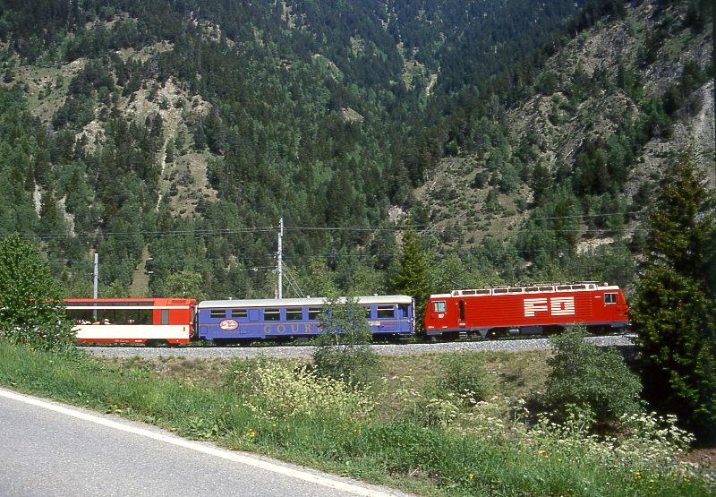 MGB exFO 1.Klasse-PANORAMA-GLACIE-EXPRESS B 902 von Zermatt nach St.Moritz am 24.05.1997 bei Grengiols Einfahrt Zahnstange mit E-Lok HGe 4/4II 107 - RhB WR 3811 - AS 4023 - BVZ AS 2011- AS 4027 - AS 4022.

