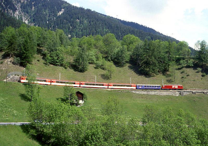 MGB exFO 1.Klasse-PANORAMA-GLACIE-EXPRESS B 902 von Zermatt nach St.Moritz am 24.05.1997 bei Lax mit E-Lok HGe 4/4II 107 - RhB WR 3811 - AS 4023 - BVZ AS 2011- AS 4027 - AS 4022.
