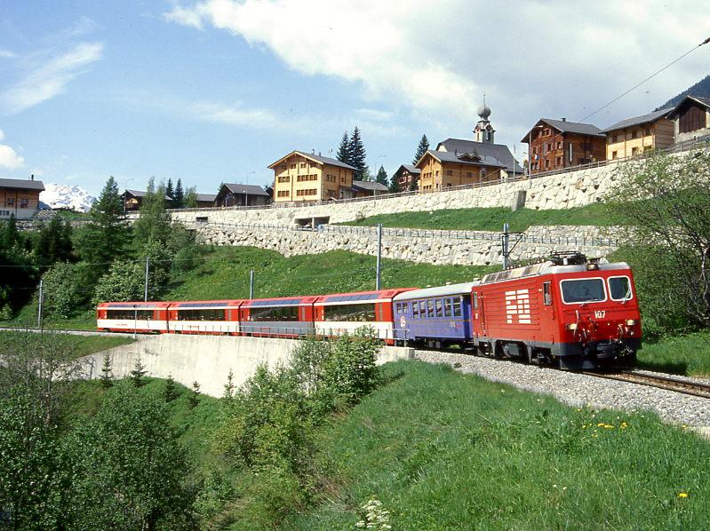 MGB exFO 1.Klasse-PANORAMA-GLACIE-EXPRESS B 902 von Zermatt nach St.Moritz am 24.05.1997 bei Blitzingen mit E-Lok HGe 4/4II 107 - RhB WR 3811 - AS 4023 - BVZ AS 2011- AS 4027 - AS 4022.
