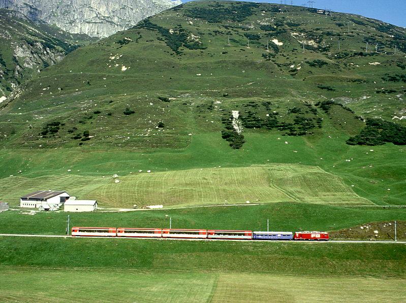 MGB exFO 1.Klasse-PANORAMA-GLACIE-EXPRESS B 902 von Zermatt nach St.Moritz am 24.08.1997 bei Richleren mit E-Lok HGe 4/4II 104 - RhB WR 3811 - BVZ AS 2014 - AS 4029 - AS 4022- AS 4026.

