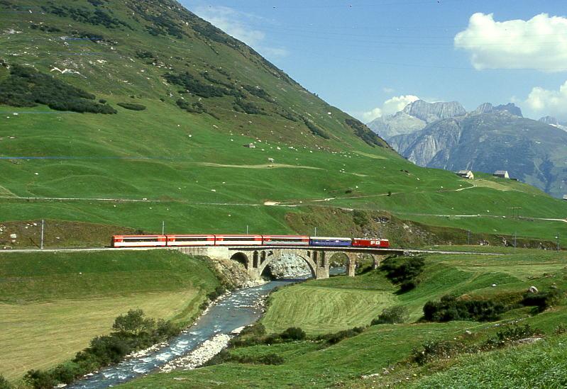 MGB exFO 1.Klasse-PANORAMA-GLACIE-EXPRESS B 902 von Zermatt nach St.Moritz am 24.08.1997 auf Richleren-Viadukt mit E-Lok HGe 4/4II 104 - RhB WR 3811 - BVZ AS 2014 - AS 4029 - AS 4022- AS 4026.
