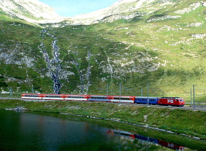 MGB exFO 1.Klasse-PANORAMA-GLACIE-EXPRESS B 902 von Zermatt nach St.Moritz am 05.09.1997 am Oberalpsee mit E-Lok HGe 4/4II 103 - RhB WR 3812 - AS 4025 - BVZ AS 2013 - AS 4029 - AS 4022 - AS 4024.
