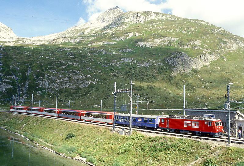 MGB exFO 1.Klasse-PANORAMA-GLACIE-EXPRESS B 902 von Zermatt nach St.Moritz am 05.09.1997 in Oberalppass-Calmot mit E-Lok HGe 4/4II 103 - RhB WR 3812 - AS 4025 - BVZ AS 2013 - AS 4029 - AS 4022 - AS 4024. Hinweis: Bahnhofsanlage ist inzwischen umgebaut!
