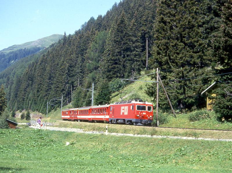 MGB exFO GLACIE-EXPRESS 900 von Brig nach Disentis am 07.08.1992 bei Sa. Brida mit E-Lok HGe 4/4II 103 - B 4272 - A 2063 - BVZ AB 2142 - ABt 4158.
