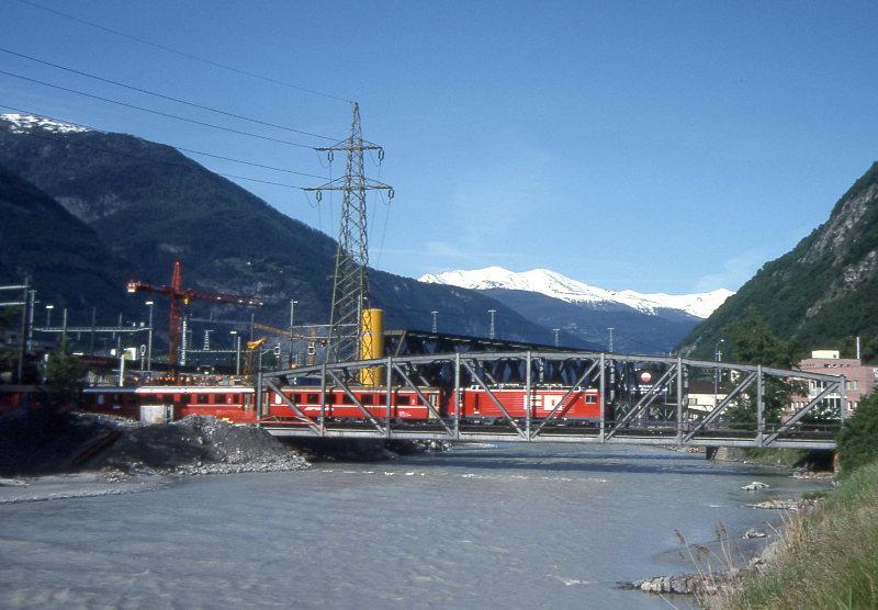 MGB exFO GLACIE-EXPRESS 900 von Brig nach Disentis am 23.05.1993 auf der Rhonebrcke in Brig mit E-Lok HGe 4/4II 105 - RhB B 2370 - RhB B 2423 - A 2063 - BVZ AB 2142 - ABt 4158. Hinweis: Brcke ist inzwischen zur Hubbrcke umgebaut.
