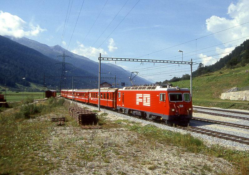 MGB exFO GLACIE-EXPRESS A 10902 (bis 22.05.1993) von Zermatt nach Chur am 18.08.1991 Ausfahrt Oberwald mit E-Lok HGe 4/4II 104 - RhB B - BVZ B - B - RhB B -....
