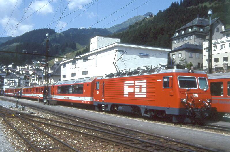 MGB exFO GLACIE-EXPRESS A 10902 (bis 22.05.1993) von Zermatt nach Chur am 02.08.1992 in Disentis mit E-Lok HGe 4/4II 106 - AS 4012 - B 4270 - A 4063 - RhB A 1265 - B 4258 - ABt 4154.
