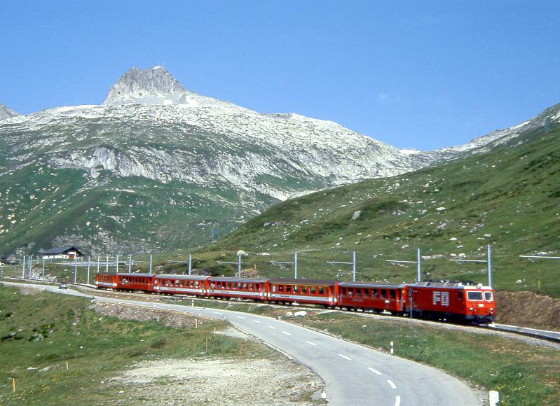 MGB exFO GLACIE-EXPRESS A 10902 (bis 22.05.1993) von Zermatt nach Chur am 07.08.1992 kurz nach Oberalp-Pass mit E-Lok HGe 4/4II 104 - RhB A 1254 - A 4065 - B 4264 - B 4257 - RhB B 2211 - ABt 4159.
