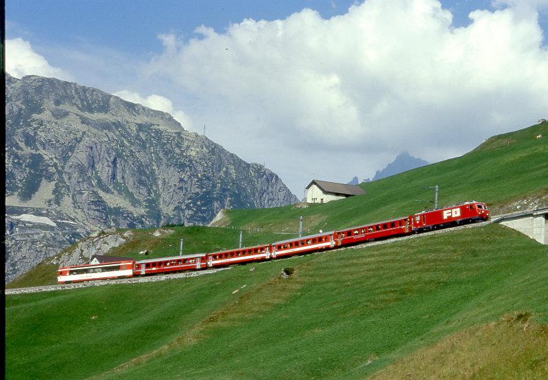 MGB exFO GLACIE-EXPRESS A 900 von Brig nach Disentis am 24.08.1997 unterhalb Ntschen mit E-Lok HGe 4/4II 107 - RhB B 2435 - B - B - BVZ B - AS. Hinweis: Blick auf Teufelswand
