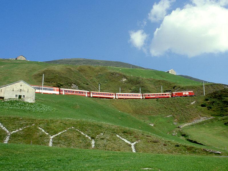 MGB exFO GLACIE-EXPRESS A 900 von Brig nach Disentis am 24.08.1997 unterhalb Ntschen mit E-Lok HGe 4/4II 107 - RhB B 2435 - B - B - BVZ B - AS.
