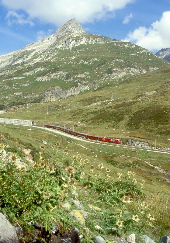 MGB exFO GLACIE-EXPRESS A 900 von Brig nach Disentis am 05.09.1997 kurz nach Oberalp-Tunnel mit E-Lok HGe 4/4II 105 - RhB B 2430 - Br 4295 - RhB B 2377 - BVZ A 2076 - B 4264 - B 4288 - BVZ B 2286.

