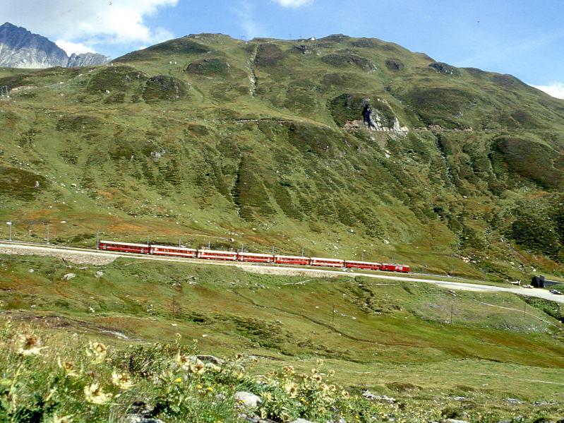 MGB exFO GLACIE-EXPRESS A 900 von Brig nach Disentis am 05.09.1997 kurz vor Tschamutt-Tunnel mit E-Lok HGe 4/4II 105 - RhB B 2430 - Br 4295 - RhB B 2377 - BVZ A 2076 - B 4264 - B 4288 - BVZ B 2286.
