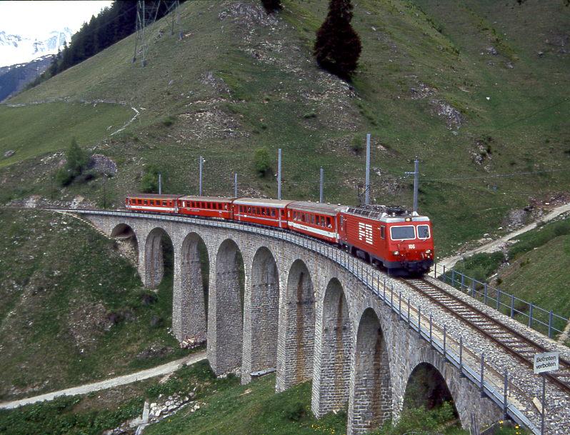 MGB exFO GLACIE-EXPRESS B 902 von Zermatt nach Chur am 28.05.1992 auf Bugnei-Viadukt mit E-Lok HGe 4/4II 106 - B - BVZ B - RhB B - A.
