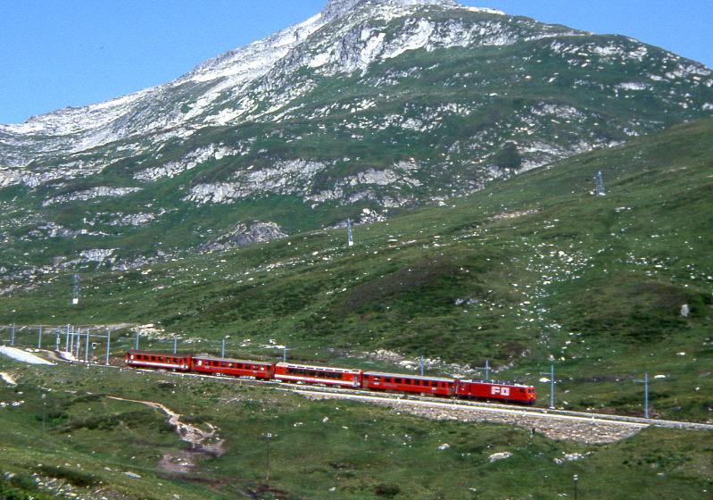 MGB exFO GLACIE-EXPRESS B 902 von Zermatt nach Chur am 07.08.1992 unterhalb Oberalp-Pass mit E-Lok HGe 4/4II 105 - RhB AB 1561 - AS 4013 - RhB B 2424 - A 4065.
