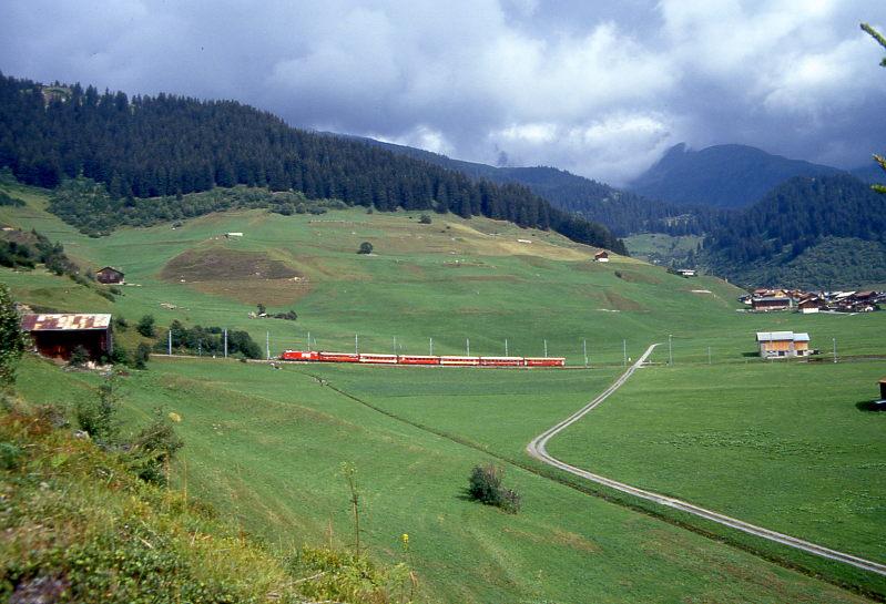 MGB exFO GLACIE-EXPRESS F 901 von Chur nach Zermatt am 04.08.1992 bei Segnas mit E-Lok HGe 4/4II 106 - RhB WR 3815 - B - RhB B - BVZ B - BVZ A.

