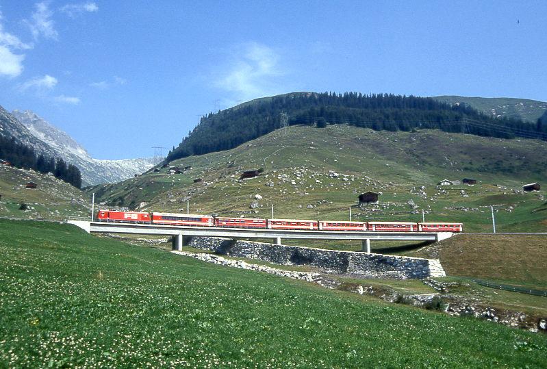 MGB exFO GLACIE-EXPRESS F 901 von Chur nach Zermatt am 08.08.1992 auf Val Mila-Brcke mit E-Lok HGe 4/4II 107 - AS - RhB WR 3815 - B - B - BVZ B - RhB A.
