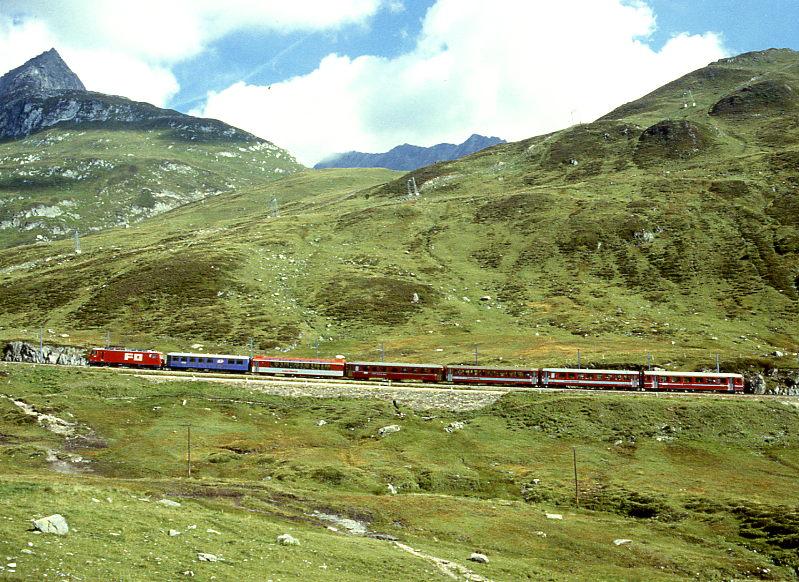MGB exFO GLACIE-EXPRESS F 901 von Chur nach Zermatt am 05.09.1997 kurz vor Oberalp-Pass mit E-Lok HGe 4/4II 101 - RhB WR 3812 - PS 4011 - RhB B 2429 - B 4268 - B 4236 - BVZ A 2075.
