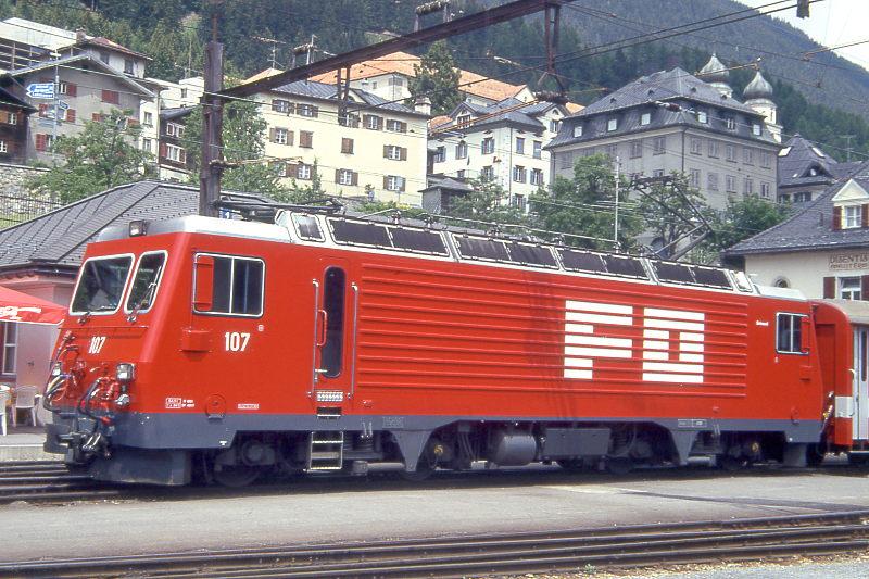 MGB exFO - HGe 4/4II 107 Name: GRIMSEL am 06.06.1993 in DISENTIS - Zahnrad-LOKOMOTIVE - bernahme 26.07.1989 - SLM5393/BBC - 1836 KW - Gewicht 64,00t - LP 14,78m - zulssige Geschwindigkeit 90/Z30 km/h - Hinweis: noch alte Lackierung
