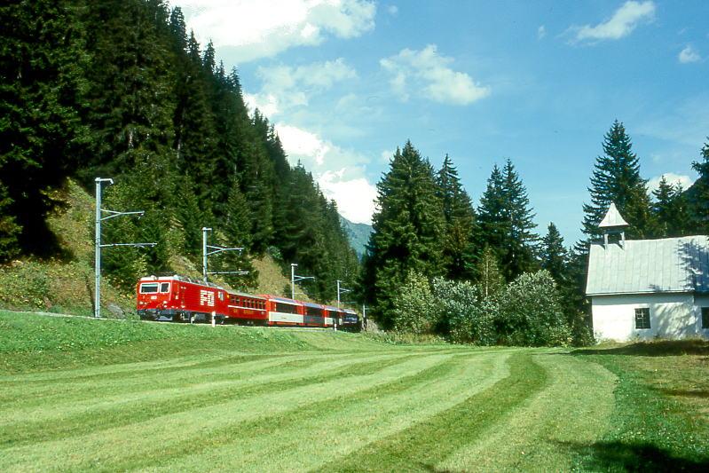 MGB FO-1.Klasse-GLACIER-EXPRESS K 907 von St.Moritz nach Zermatt am 05.09.1997 bei Sontga Brida mit FO-Zahnrad-E-Lok HGe 4/4II 103 - RhB WR 3810 - FO AS 4023 - BVZ AS 2012 - FO AS 4030 - FO AS 4028. Hinweis: FO-Fahrzeuge und Speisewagen in alter Lackierung. Rechts ist die Kapelle Sontga Brida sichtbar. Hier beginnt der lngste Zahnstangenabschnitt bis Oberalppass.
