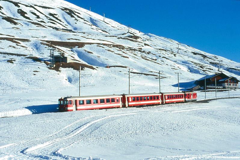 MGB FO-DIENSTZUG 6821 von Oberalppass-Calmot nach Andermatt am 15.02.1998 kurz unterhalb von Ntschen mit Steuerwagen voraus ABt 4155 - B 4255 - B 4276 - Zahnrad-Gepcktriebwagen BDeh 4/4I 55. Hinweis: Fahrzeuge noch in alter Lackierung. Der abgelichtete Dienstzug ist die Rckleistung eines Wintersportzuges der die Wintersportgebiete Ntschen und Oberalppass bedient.
