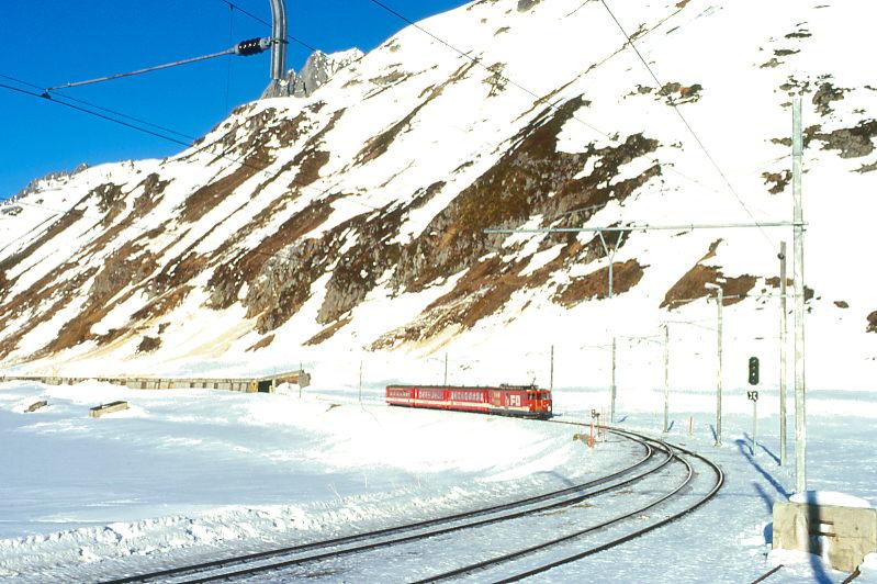 MGB FO-DIENSTZUG 6821 von Oberalppass-Calmot nach Andermatt am 14.02.1998 kurz nach Oberalppass-Calmot mit Zahnrad-Triebwagen Deh 4/4II 96 - B 4272 - B 4253 - ABt 4182. Hinweis: FO-Fahrzeuge noch in alter Lackierung.
