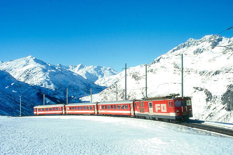 MGB FO-Entlastungs-SPORTZUG 1330 von Andermatt nach Oberalppass-Calmot am 15.02.1998 kurz vor Ntschen mit Zahnrad-Gepcktriebwagen Deh 4/4II 93 - B 4281 - B 4282 - ABt 4158. Hinweis: FO-Fahrzeuge noch in alter Lackierung. Der Entlastungssportzug war wegen Massenandrang von Sportlern fr dir Wintersportgebiete Ntschen und Oberalppasshhe ntig, da die zur Verfgung stehenden Kapazitten des Planzuges und eines im Blockabstand nachfolgenden Sportzuges nicht ausreichten. 

