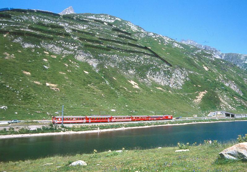MGB FO-GLACIER-EXPRESS C 904 von Zermatt nach Davos Platz/St.Moritz am 07.08.1992 am Oberalpsee kurz vor der groen Lawinengalerie mit FO-Zahnrad-E-Lok HGe 4/4II 108 - RhB WR 3815 - RhB A 1253 - FO B 4263 - BVZ A 2071 - FO B 4267. Hinweis: vor der Lawinengalerie ist die Bahnstrecke durch groe Lawinenverbauungen auf der ganzen Bergflanke gesichert. FO-Fahrzeuge noch alte Lackierung!
