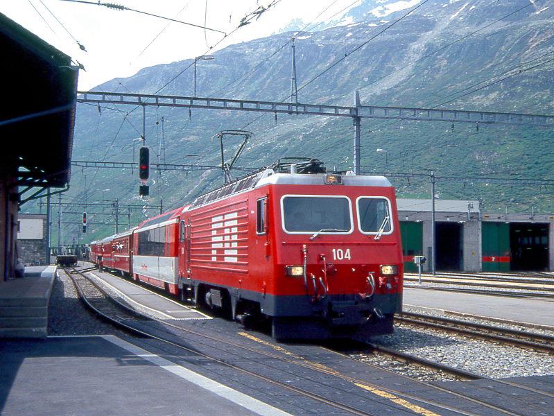MGB FO-GLACIER-EXPRESS C 904 von Zermatt nach Davos Platz/St.Moritz am 01.06.1993 Einfahrt Andermatt mit FO-Zahnrad-E-Lok HGe 4/4II 104 - FO AS 2025 - RhB B 2425 -  BVZ B 2286 - FO A 4063 - RhB B 2421. Hinweis: FO-Fahrzeuge noch alte Lackierung!
