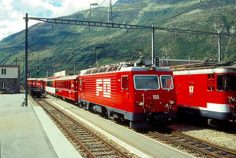 MGB FO-GLACIER-EXPRESS C 904 von Zermatt nach Davos Platz/St.Moritz am 25.08.1996 Einfahrt Andermatt mit FO-Zahnrad-E-Lok HGe 4/4II 108 - RhB B 2428 -  FO AS 4024 - BVZ B 2484 - RhB A 1263 - RhB B 2422.
