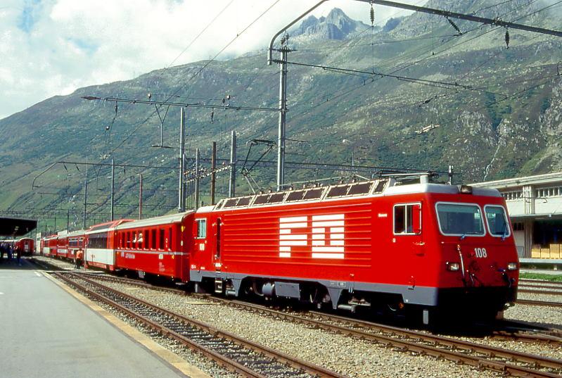 MGB FO-GLACIER-EXPRESS C 904 von Zermatt nach Davos Platz/St.Moritz am 25.08.1996 Einfahrt Andermatt mit FO-Zahnrad-E-Lok HGe 4/4II 108 - RhB B 2428 -  FO AS 4024 - RhB WR 3815 - und Kompo Zug 903. Hinweis: Ankuppeln des Speisewagens als 3. Wagen vom kreuzenden Glacier-Express 903.

