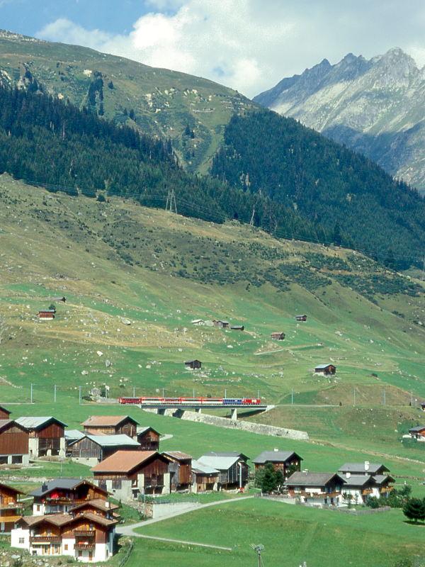 MGB FO-GLACIER-EXPRESS C 904 von Zermatt nach Davos Platz am 05.09.1997 auf Val Milar-Viadukt mit FO-Zahnrad-E-Lok HGe 4/4II 106 - RhB WR 3812 - FO PS4014 - FO PS 4012 - FO B 4266 -  FO AS 4021 - RhB B 2421.
