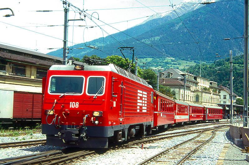 MGB FO-GLACIER-EXPRESS D 906 von Zermatt nach St.Moritz am 17.06.1995 in Brig mit FO-Zahnrad-E-Lok HGe 4/4II 108 - RhB B 2374 - FO B 4263 - RhB B 2423 - RhB WR 3822. Hinweis: Rangierfahrt der in Brig ankuppelten Fahrzeuge. FO-Fahrzeuge und Speisewagen in alter Lackierung.
