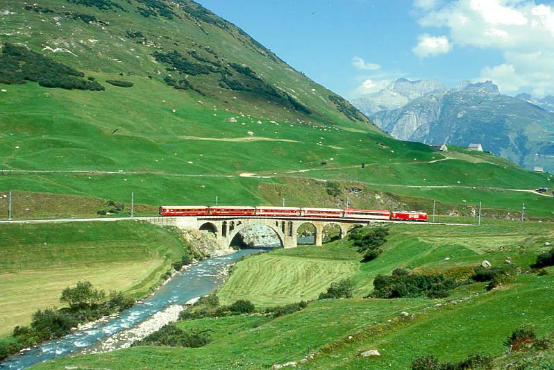 MGB FO-GLACIER-EXPRESS D 906 von Zermatt nach St.Moritz am 24.08.1997 auf Richleren-Viadukt mit FO-Zahnrad-E-Lok HGe 4/4II 105 - FO PS 4012 - FO B 4264 - FO Br 4295 - RhB B 2428 - RhB A 1263. Hinweis: FO-Fahrzeuge in alter Lackierung.
