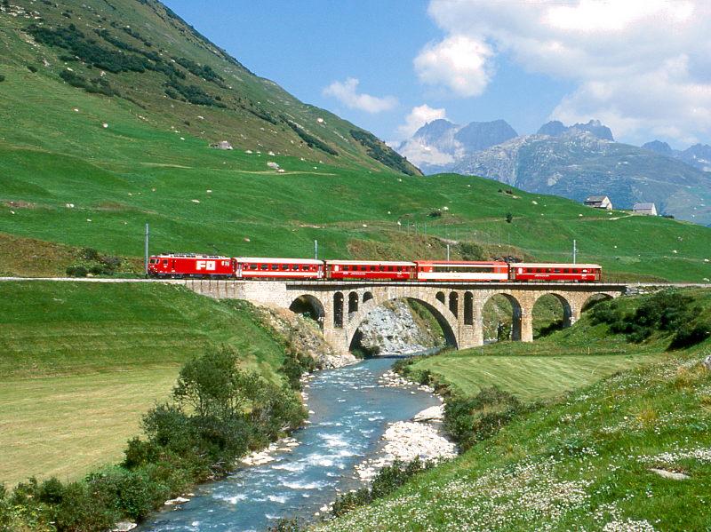 MGB FO-GLACIER-EXPRESS G 903 von Davos Platz nach Zermatt am 24.08.1997 auf Richleren-Viadukt mit FO-Zahnrad-E-Lok HGe 4/4II 101 - FO Br 4296 -  RhB B 2423 - FO AS 4024 - RhB B 2445. Hinweis: FO-Fahrzeuge noch alte Lackierung!
