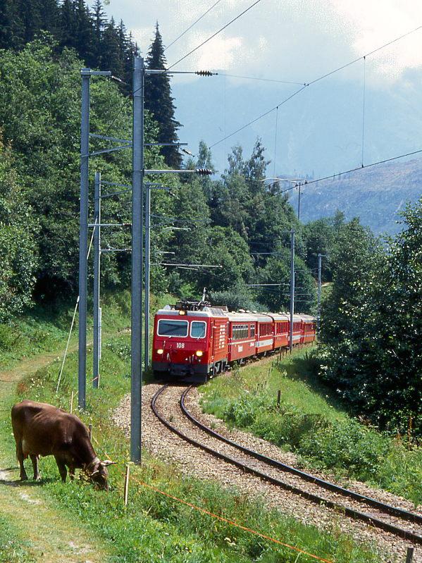 MGB FO-GLACIER-EXPRESS G 903 von St.Moritz nach Zermatt am 04.08.1992 bei Monpe Tujetsch mit FO-Zahnrad-E-Lok HGe 4/4II 108 - RhB WR 3815 - FO B - RhB A - FO B - BVZ A. Hinweis: Fahrzeuge noch alte Lackierung
