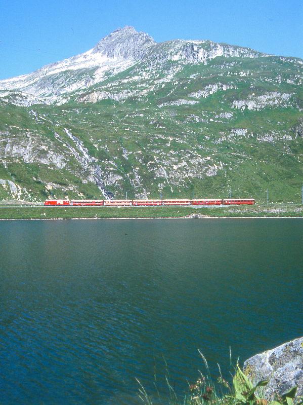 MGB FO-GLACIER-EXPRESS G 903 von St.Moritz nach Zermatt am 07.08.1992 am Oberalpsee mit FO-Zahnrad-E-Lok HGe 4/4II 101 - RhB WR 3815 - FO B 4268 - BVZ A 2072 - FO B 4269 - RhB A 1264 - RhB B 2422. Hinweis: Weit und breit wchst hier kein Baum. Wir befinden uns hier oberhalb der Baumgrenze in ber 2000m Hhe.
