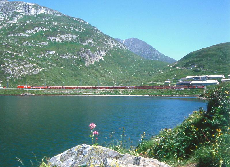 MGB FO-GLACIER-EXPRESS G 903 von St.Moritz nach Zermatt am 07.08.1992 Ausfahrt Station Oberlappass-Calmot mit FO-Zahnrad-E-Lok HGe 4/4II 101 - RhB WR 3815 - FO B 4268 - BVZ A 2072 - FO B 4269 - RhB A 1264 - RhB B 2422 nach Kreuzung mit REGIONALZUG 239 mit FO-Zahnrad-Triebwagen Deh 4/4II 96 - FO B 4285 - FO B 4286 - FO ABt 4181 - FO B.
