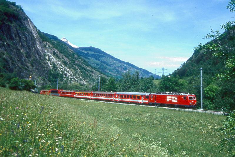 MGB FO-GLACIER-EXPRESS G 903 von St.Moritz nach Zermatt am 23.05.1993 bei Bitsch mit FO-Zahnrad-E-Lok HGe 4/4II 108 - FO ABt - FO B - FO A - RhB B - BVZ AS 2014 - RhB B. Hinweis: Fahrzeuge noch alte Lackierung!
