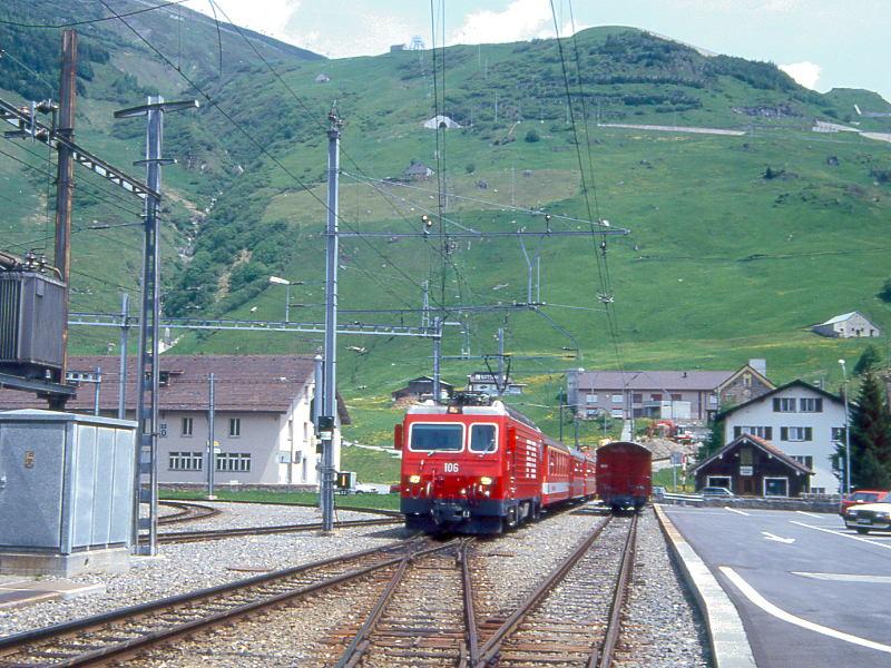MGB FO-GLACIER-EXPRESS G 903 von St.Moritz nach Zermatt am 23.05.1993 bei Bitsch mit FO-Zahnrad-E-Lok HGe 4/4II 106 - FO A 4066 - FO B - BVZ B 2284 - RhB B 2426 - BVZ AS 2013 - RhB WR 8315. Hinweis: oberhalb der Lok ganz oben ist das Biel-Kehrtunnel erkennbar, nach links zweigt die Strecke nach Gschenen ab mit bis zu 179 Promille Geflle. Fahrzeuge noch alte Lackierung!
