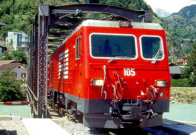 MGB FO-GLACIER-EXPRESS G 903 von St.Moritz nach Zermatt am 17.06.1995 auf der Rotten-Brcke in Brig mit FO-Zahnrad-E-Lok HGe 4/4II 105 - RhB B 2422 - FO A 4064 - FO B 4256 - FO AS 4024 - RhB B 2425 - FO B 4266 -RhB B 2446. Hinweis: Rotten- oder Rhone-Brcke noch vor Umbau zur Hubbrcke, Fahrzeuge noch alte Lackierung!
