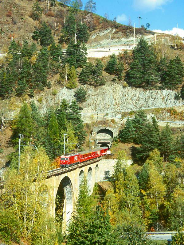 MGB FO-GLACIER-EXPRESS H 905 von St.Moritz nach Zermatt am 11.10.1996 bei Grengiols, auf Rhone-Viadukt mit FO-Zahnrad-E-Lok HGe 4/4II 108 - RhB A 1263 - BVZ B 2284 - FO Br 4294 - FO B 4271 - FO B 4274. Hinweis: FO/BVZ-Fahrzeuge in alter Lackierung.
