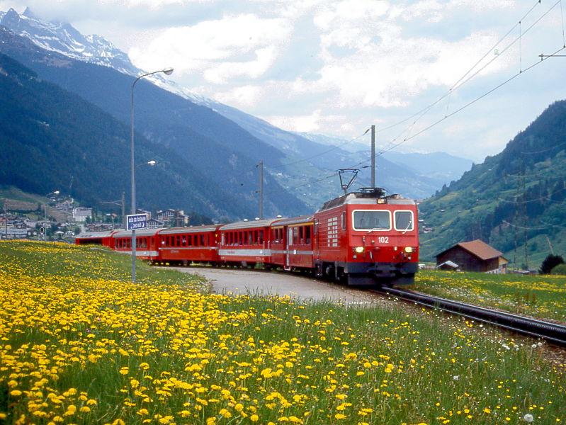 MGB FO-GLACIER-EXPRESS I 20905 Doppelfhrung von St.Moritz nach Zermatt am 28.08.1997 bei Acla mit FO-Zahnrad-E-Lok HGe 4/4II 102 - BVZ A - FO B - RhB B - FO B - FO AS. Hinweis: FO/BVZ-Fahrzeuge in alter Lackierung.
