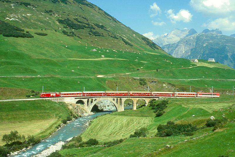 MGB FO-GLACIER-EXPRESS K 905 von St.Moritz nach Zermatt am 24.08.1997 auf Richeleren-Viadukt mit FO-Zahnrad-E-Lok HGe 4/4II 103 - FO Br 4294 - BVZ B 2288 - RhB A 1264 - RhB B 2424 - BVZ B 2284 - FO B 4288 - FO PS 4011. Hinweis: FO/BVZ-Fahrzeuge in alter Lackierung.
