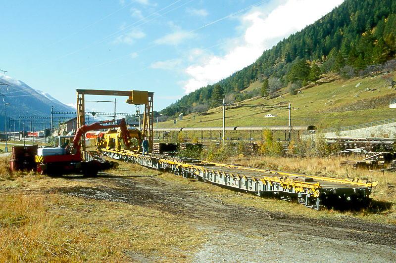MGB FO-GLEISJOCHUMBAUZUG am 11.10.1996 in Oberwald mit MLLER AG P 10155 - RhB Rw 8372 - Rwv 4795 - Rwv 4796. Hinweis: 10155 = SCHNEGG-Transportwagen fr Jochhebegert mit Raupen - 8372 = MUNGG-Transportwagen fr Portalkran mit Schienenverlegejoch.
