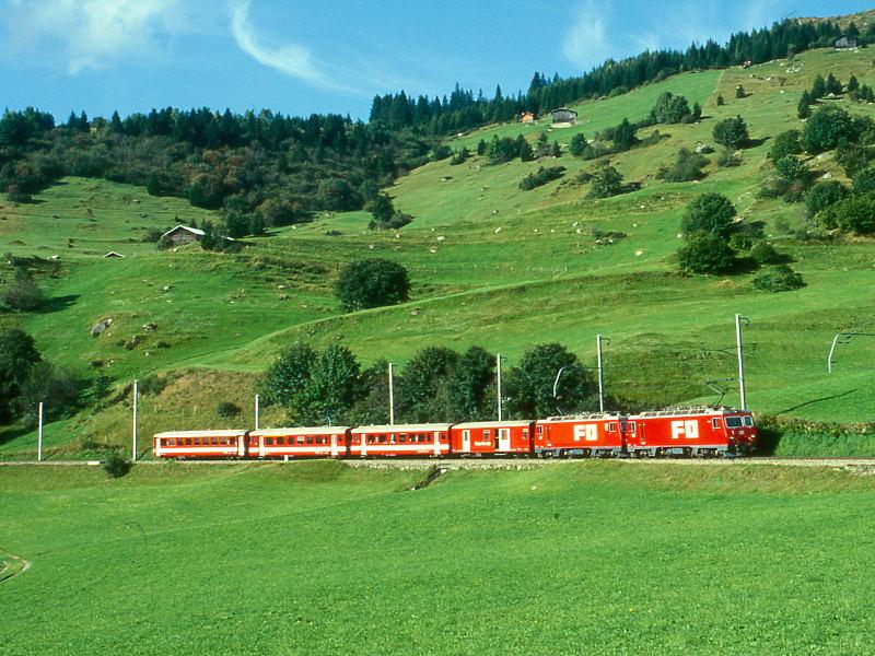 MGB FO-REGIONALZUG 12 von Brig nach Disentis am 05.09.1997 bei Segnas mit Zahnrad-E-Lok HGe 4/4II 108 - HGe 4/4II 101 - D 4342 - Bt 4292 - ABt 4193 - B 4264. Hinweis: FO-Fahrzeuge in alter Lackierung. Die 2. Lok wurde fr eine Glacier-Express-Doppelfhrung in Disentis bentigt.
