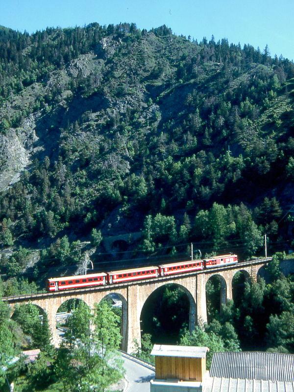 MGB FO-REGIONALZUG 17 von Disentis nach Brig am 23.05.1996 bei Grengiols auf Rhone-Viadukt mit Steuerwagen vorraus ABt 4181 - B 4286 - B 4285 - Zahnradtriebwagen Deh 4/4II 93. Hinweis: FO-Fahrzeuge in alter Lackierung.
